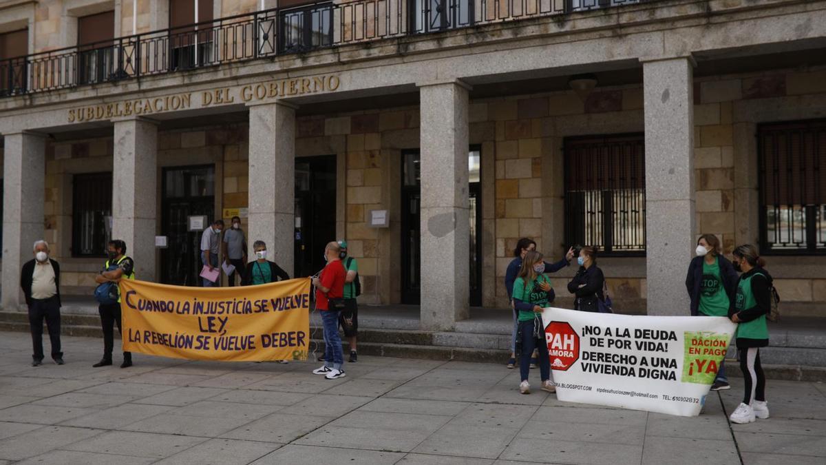 La PAH se concentra frente a la Subdelegación del Gobierno de Zamora.