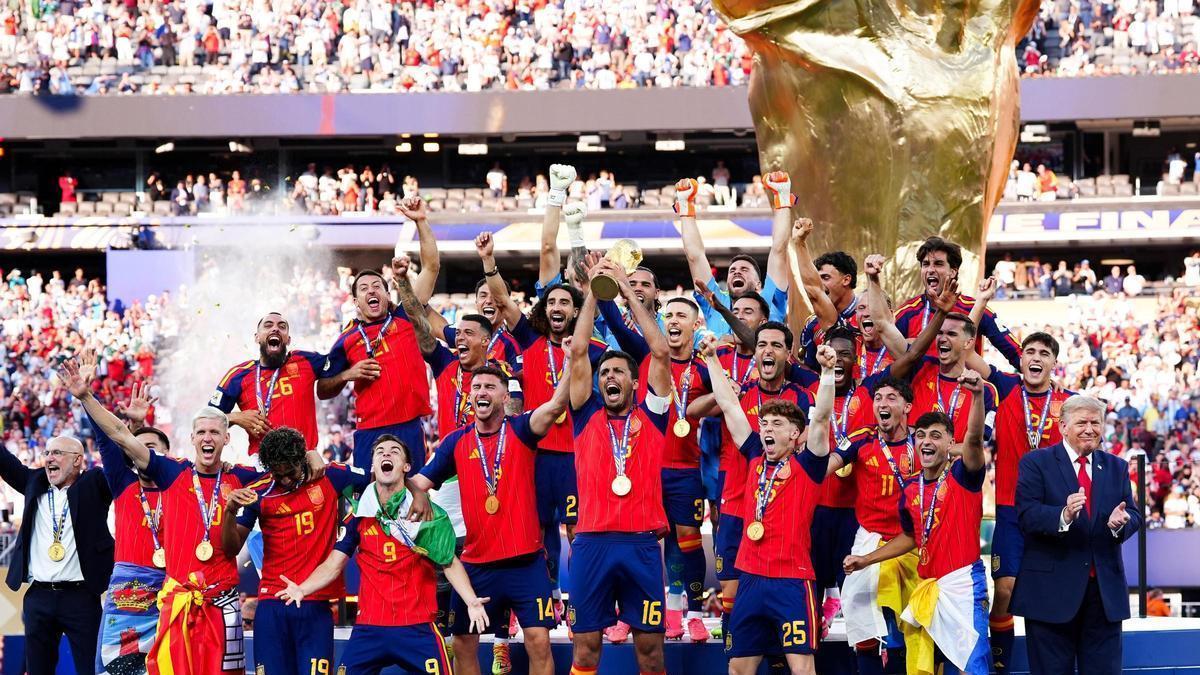 La Selección Española alzando la Copa del Mundo tras su victoria en la final contra Argentina