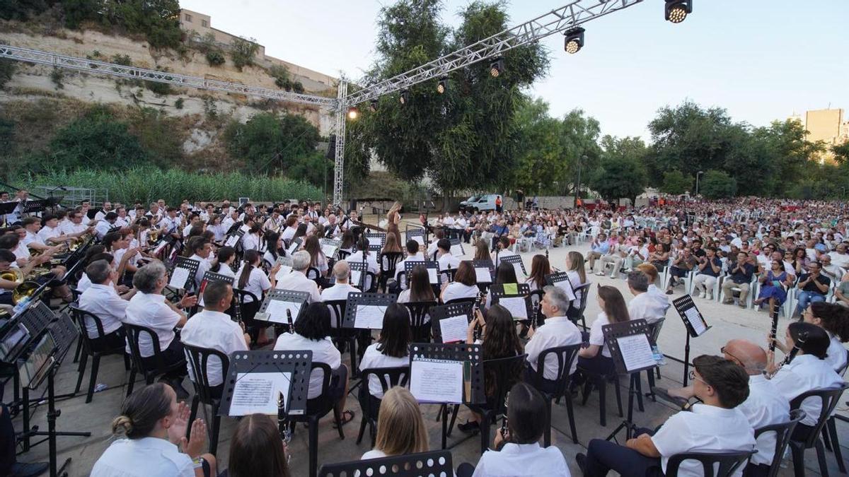 Concierto del centenario del Mestre Ferrero con las cuatro bandas de Ontinyent en la programación de Cultura de Barri.