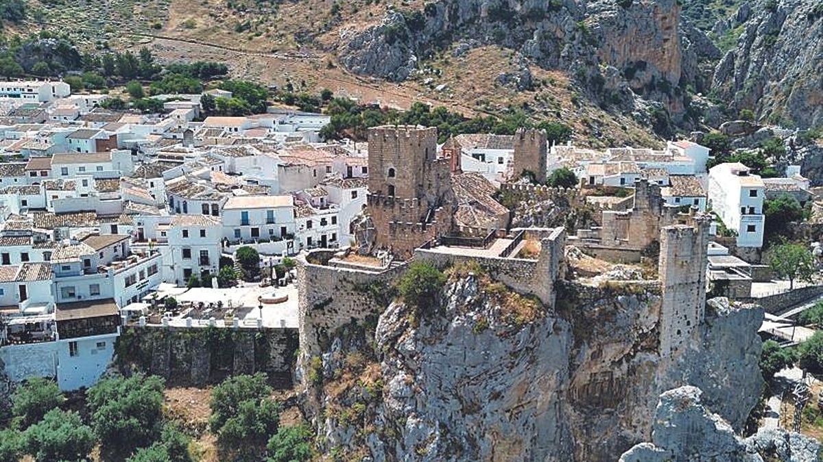 El Castillo de Zuheros se sitúa en una ubicación estratégica en la subbética.