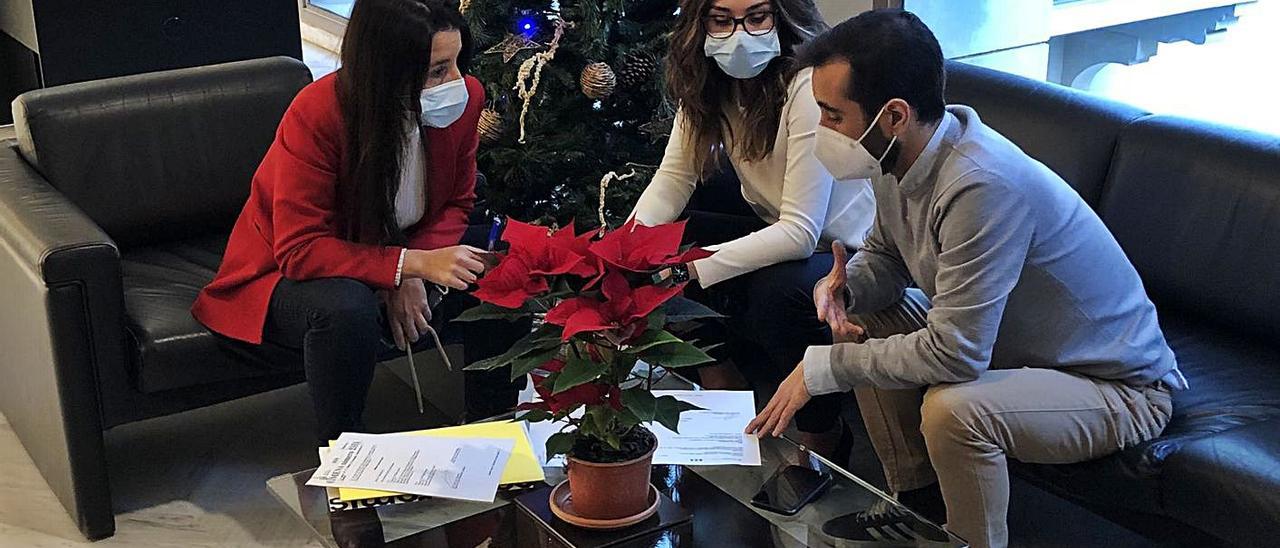 Ruth Merino (Cs), Aitana Mas (Compromís) y José Muñoz, ayer en los pasillos de las Corts. | R.C.V.