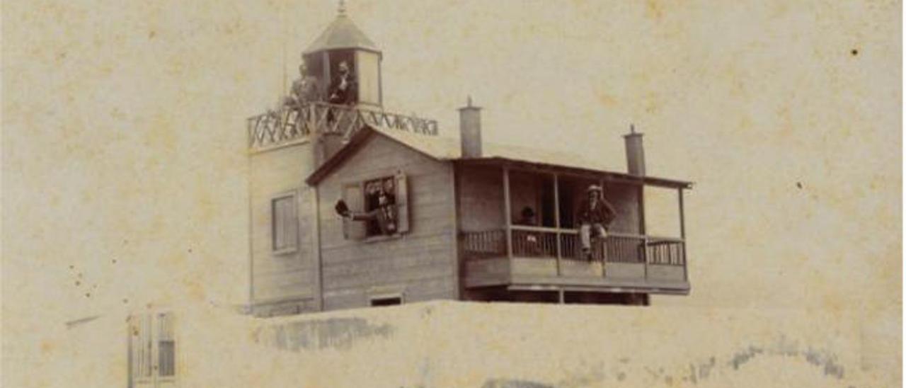 Señores en una casa en Las Canteras, fotografiados por José Alonso García en 1900.