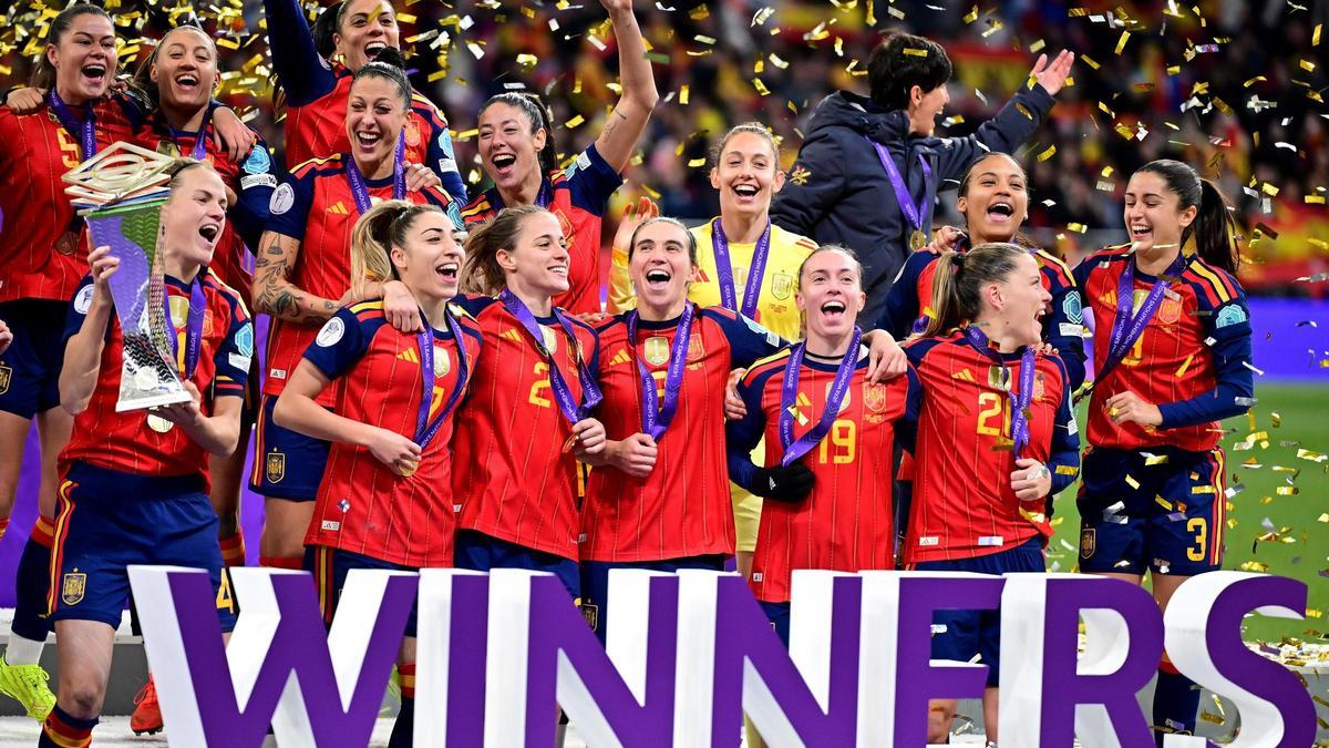 Eva Navarro, con el dorsal 19, celebrando con la selección española el título de la Nations League