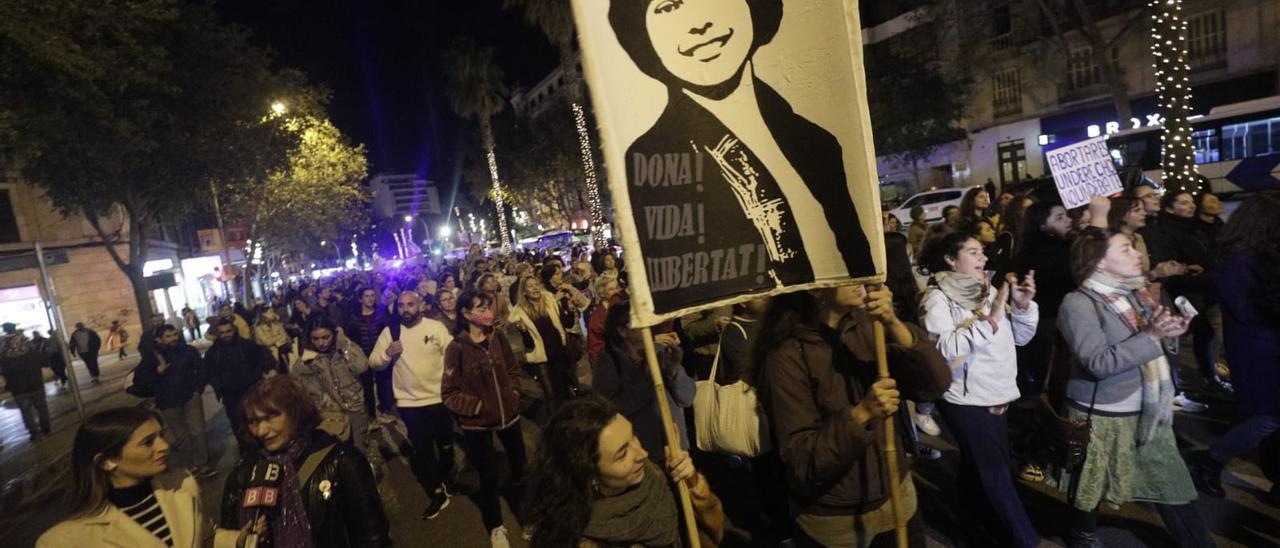 Varias participantes con una pancarta de Aurora Picornell en la manifesatción del 25N del año pasado.