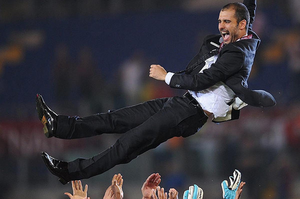 Pep Guardiola alçat pels jugadors del FB Barcelona després de guanyar la Champions a Roma.