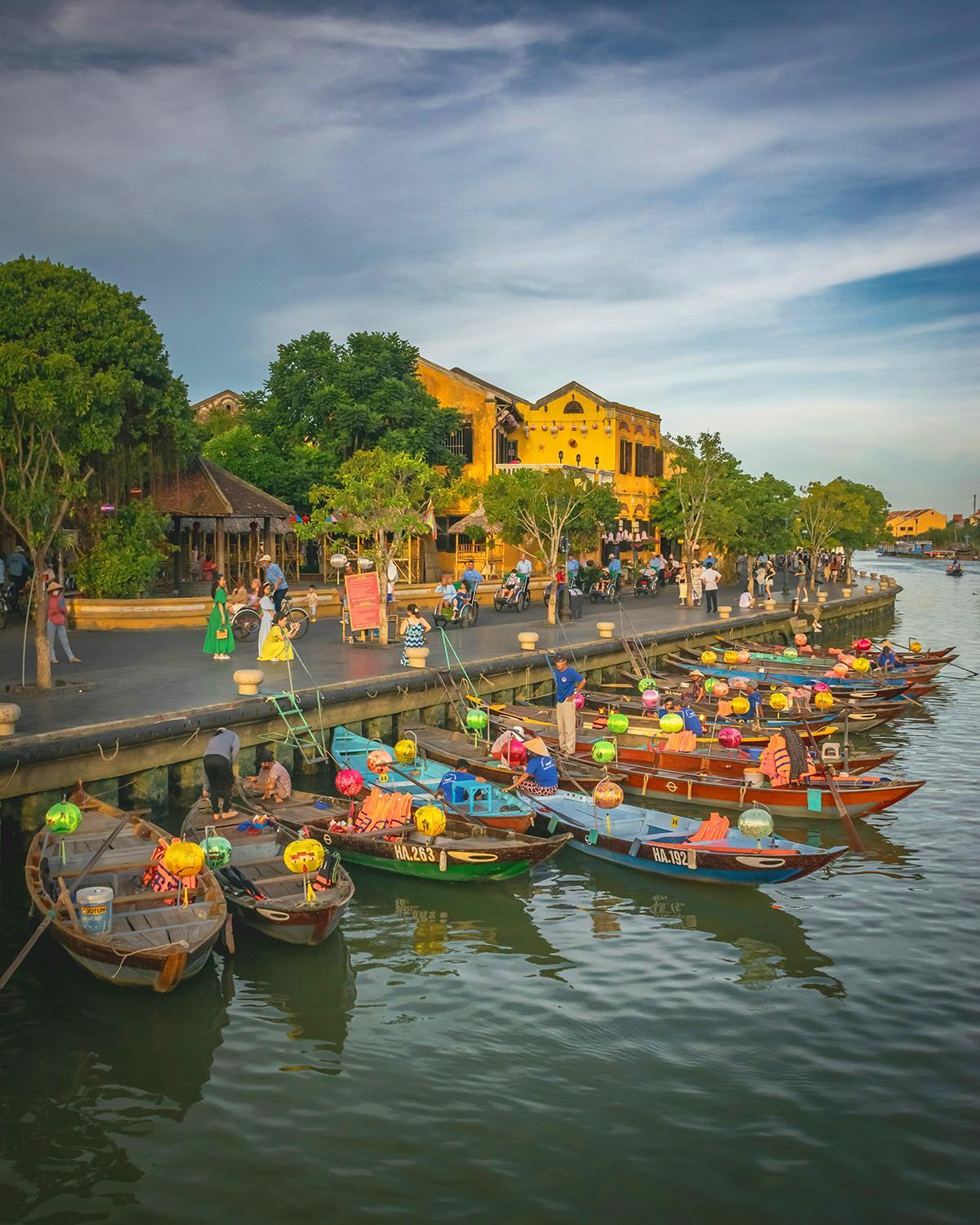 Hoi An despliega al atardecer su imagen más fotogénica, entre casas amarillas, farolillos, barcas tradicionales y vida junto al río Thu Bon.
