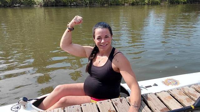 Laura Pedruelo, embarazada en la piragua sobre las aguas del Duero.  | CEDIDA