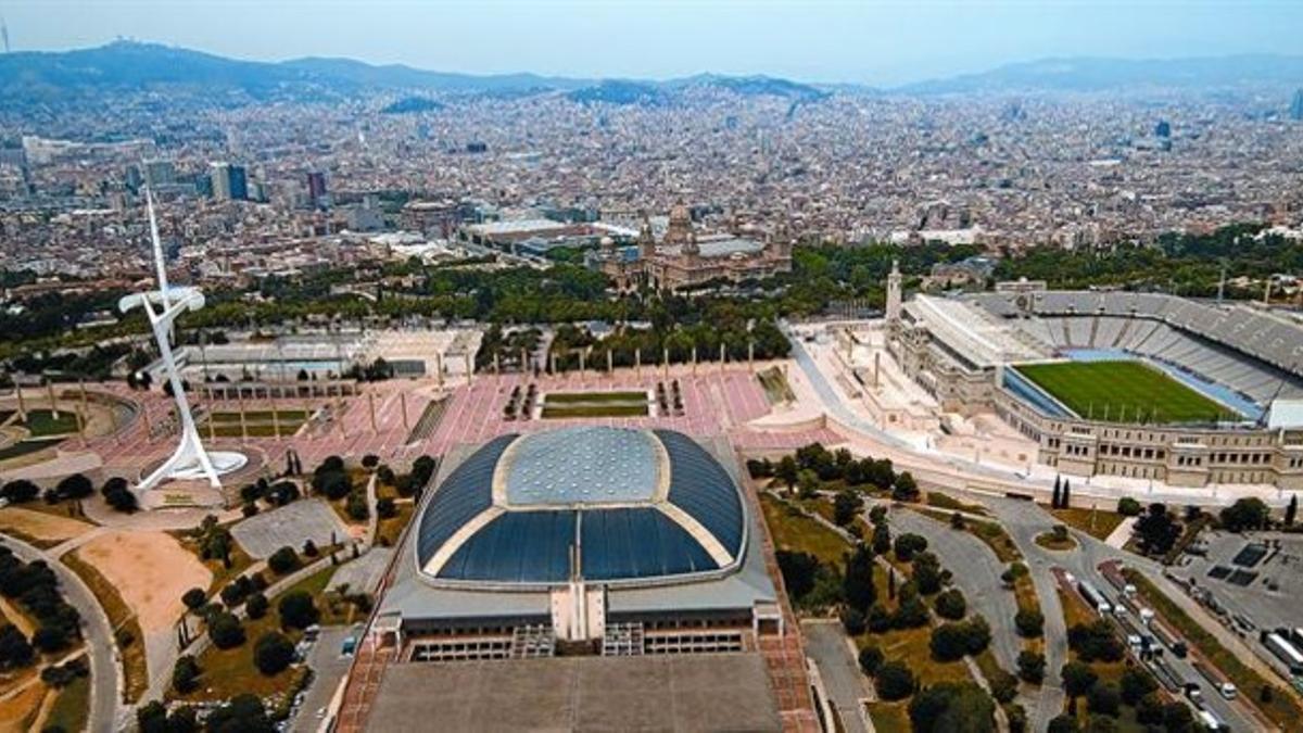 Imagen aérea del anillo olímpico, con el Palau Sant Jordi en el centro, junto a su explanada, y el Estadi Lluís Companys, cuyo uso intensivo se reserva para los meses de verano.