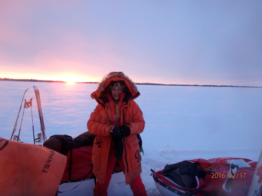 La alpinista Chus Lago en el lago Inari en el 2016