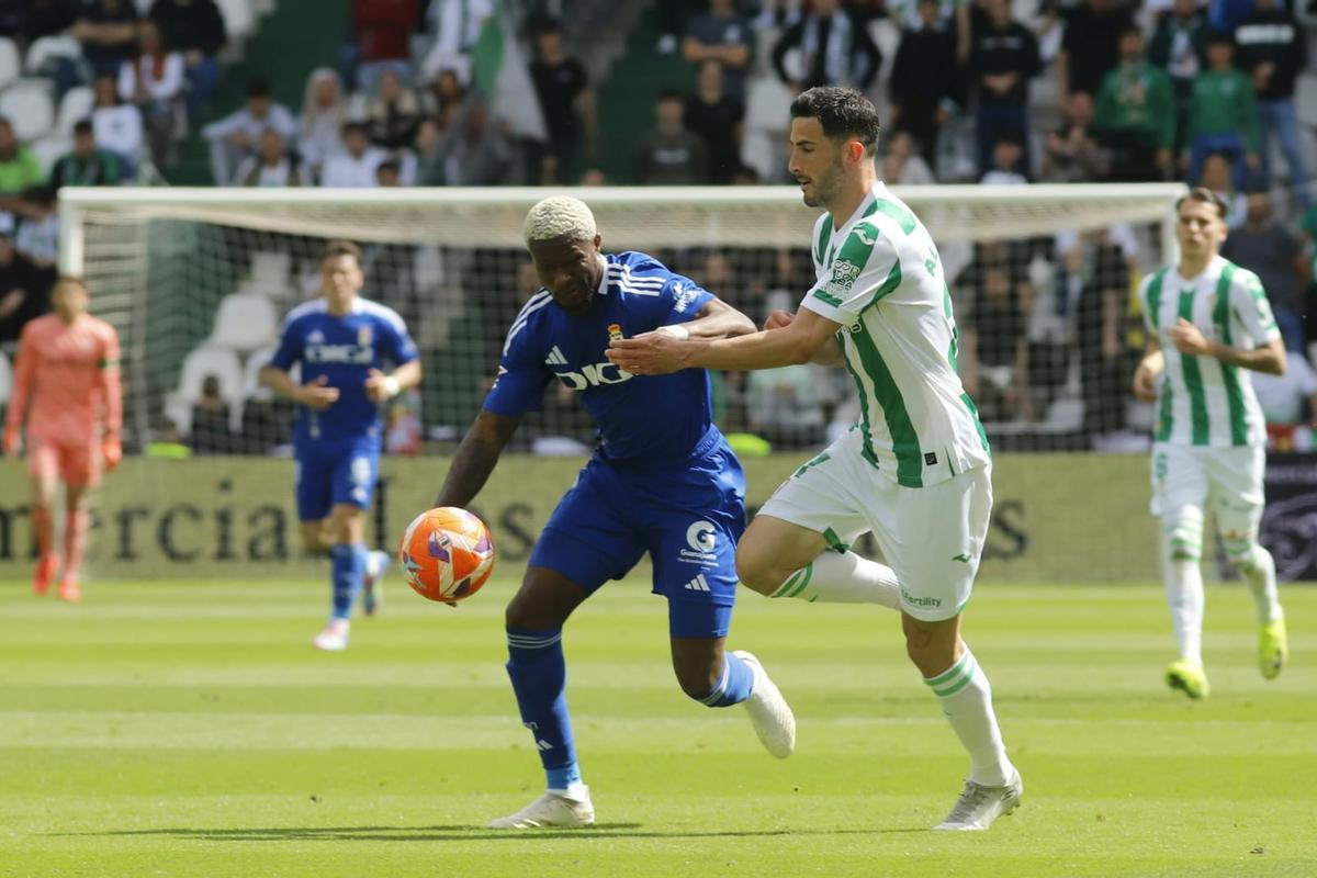 Carlos Albarrán presiona a Sibo durante el Córdoba CF-Real Oviedo.