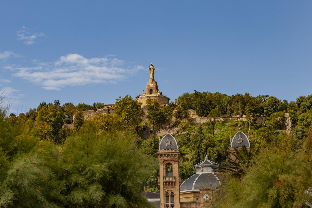 Vista del monte Urgull desde San Sebastián