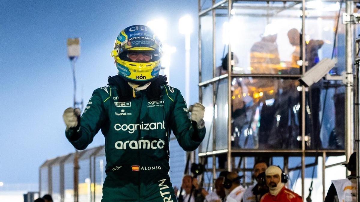 Fernando Alonso celebra su tercer puesto en Bahréin.