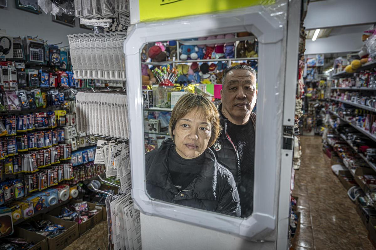 Guoping Yu y su mujer Winzu en su bazar de Fondo