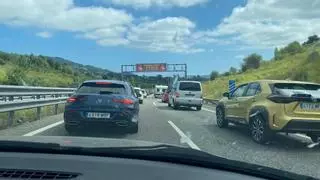 Asturias vive un domingo de monumentales atascos para ir y volver de las playas: hasta 7 kilómetros en Villaviciosa