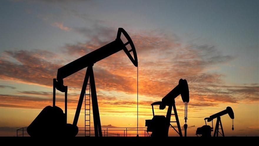 El petróleo cae un 18% en dos semanas ante un alza producción de la OPEP