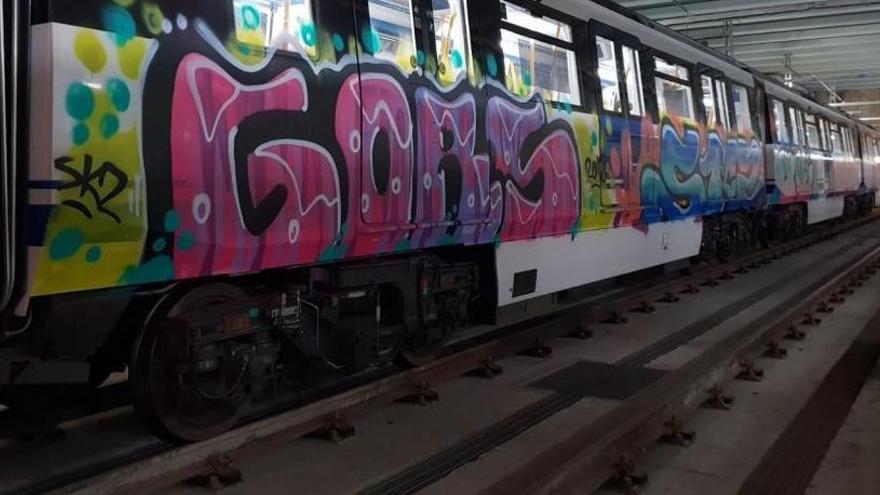 Vagones pintados por grafiteros.