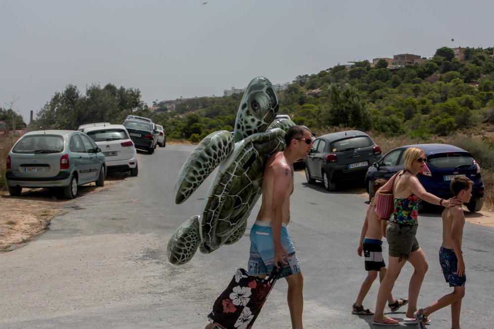 La dificultad de aparcar en las playas de Elche.