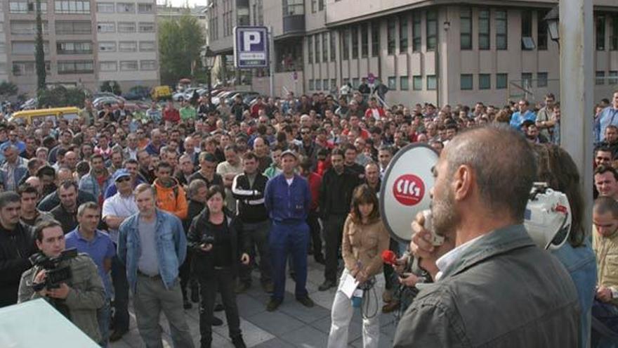 Unos setecientos trabajadores del Metal se concentraron a las puertas de los juzgados.  // Ricardo Grobas