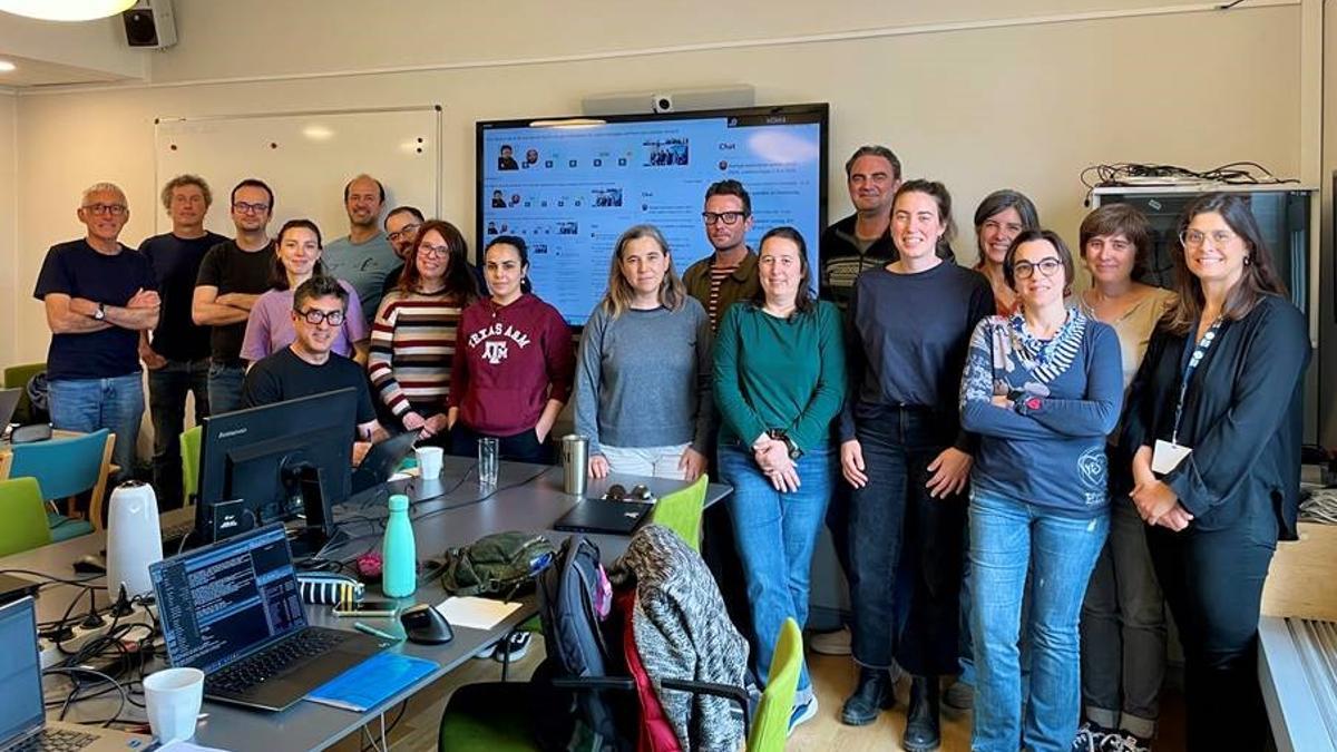 Santiago Cerviño (5i.), Anxo Paz (7i.), Esther Abad (8i.) y Marta Cousido (9i.) con el resto de integrantes del grupo europeo que analiza las poblaciones pesqueras del Atlántico.