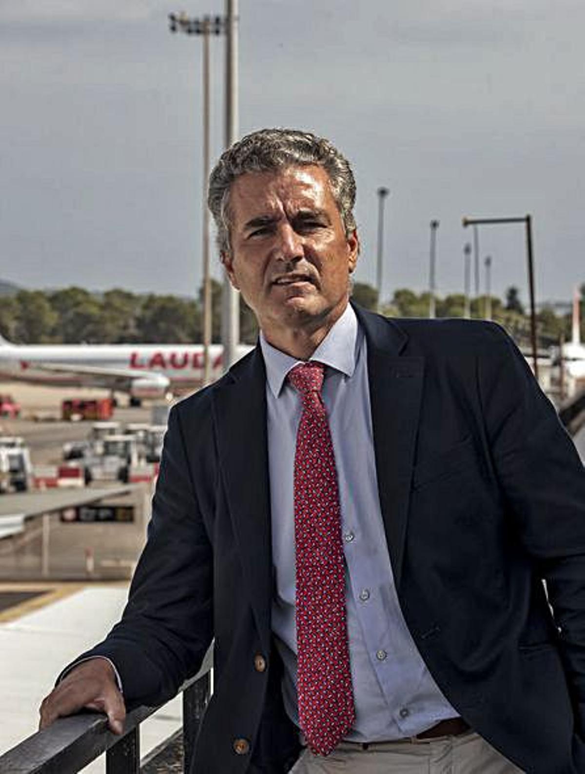 El mallorquín Tomás Melgar, director del aeropuerto de Palma, en su despacho. | B. RAMON