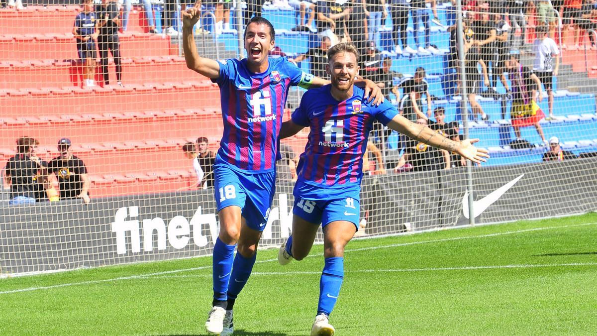 Capó y Diego González celebran uno de los goles ante el Nàstic