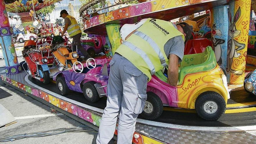 Revisión técnica de las atracciones instaladas paras las fiestas de Marín. // Santos Álvarez