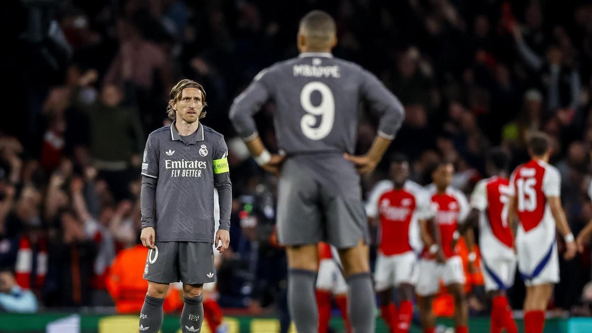 Modric y Mbappé, abatidos tras recibir uno de los tres goles del Arsenal en Londres.