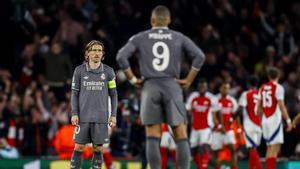 Modric y Mbappé, abatidos tras recibir uno de los tres goles del Arsenal en Londres.