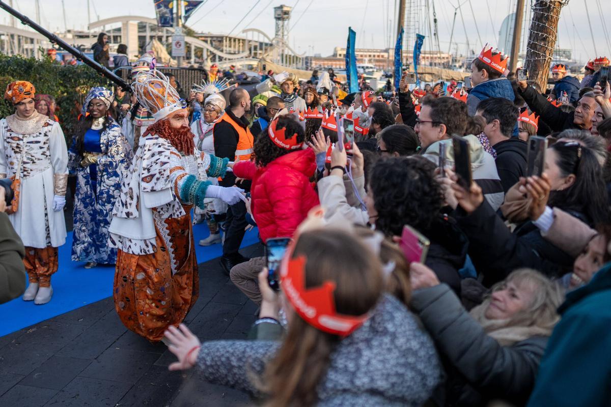Miles de personas colman la costa de Barcelona para dar la bienvenida a los Reyes Magos