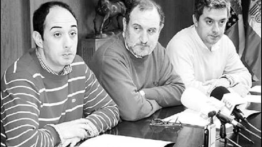 Carlos Andújar, Manuel Sanmartín y Valentín García, ayer, en el consistorio estradense. / BERNABÉ / PATRICIA F.