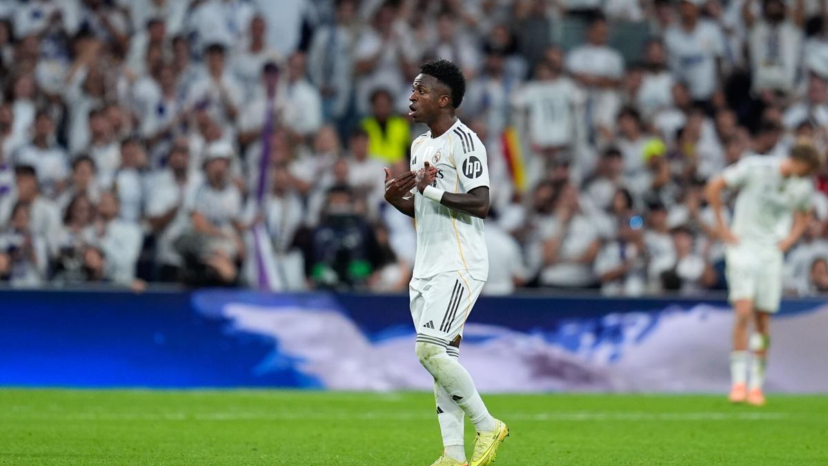 Xabi Alonso: "Con Vinicius en su momento vamos a hablar...dentro del vestuario"