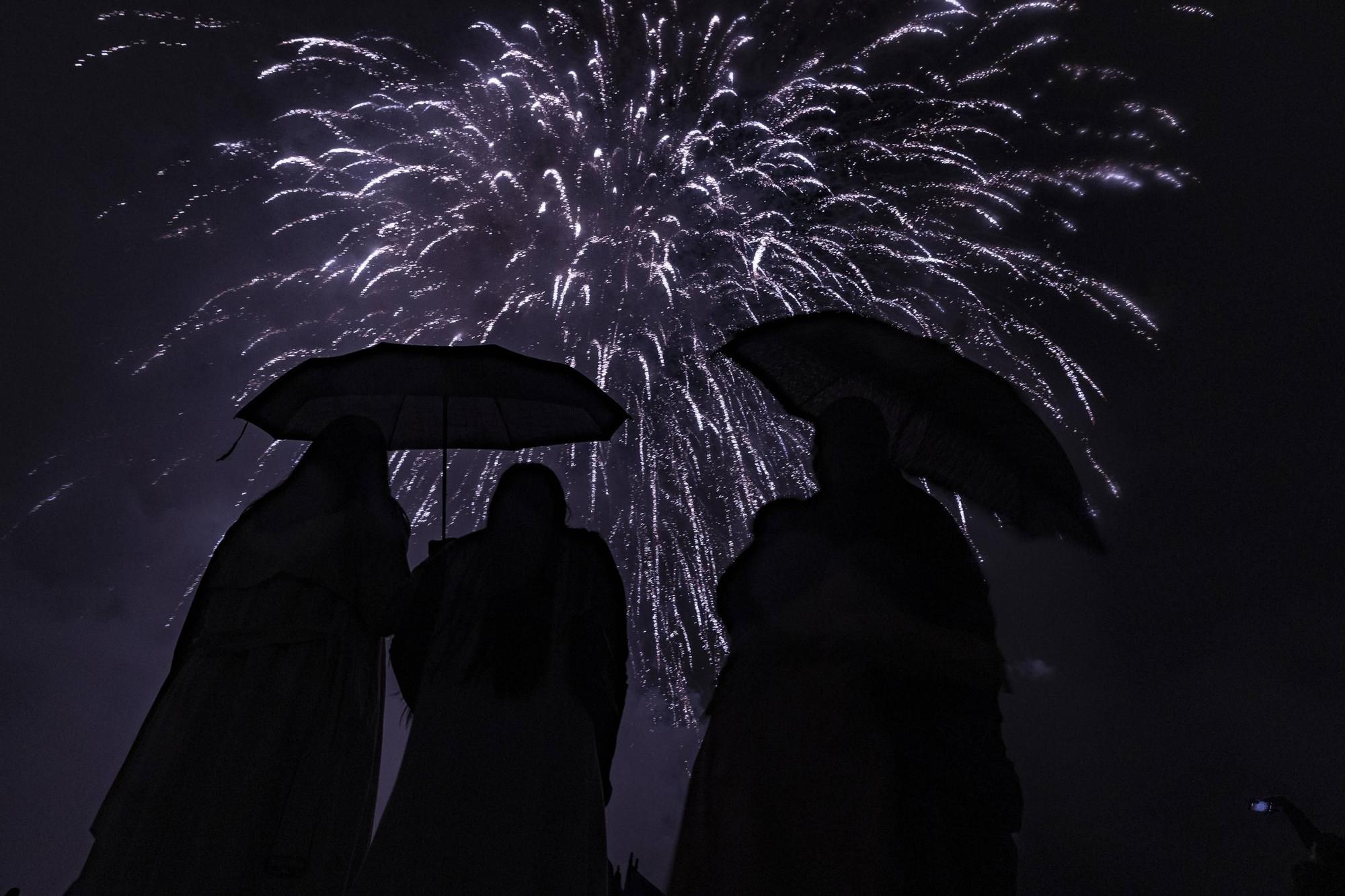 EN IMÁGENES: Así se vivieron unos fuegos de San Mateo bajo la lluvia en Oviedo