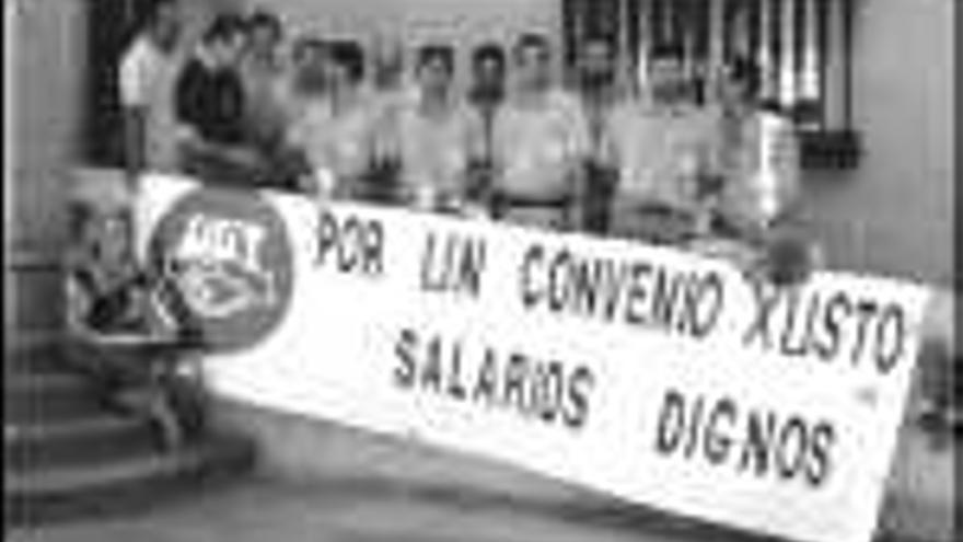 Los trabajadores permanecieron a la puerta del concello durante la negociación. / junior/marinfoto