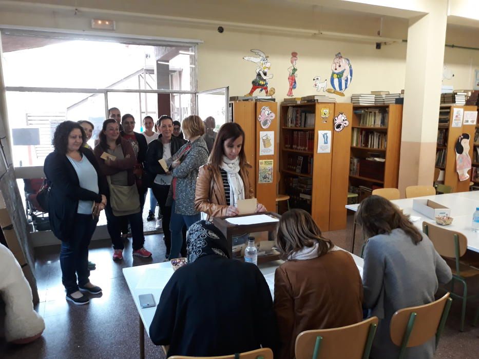 Padres y madres votan en el CEIP Ramón Laporta