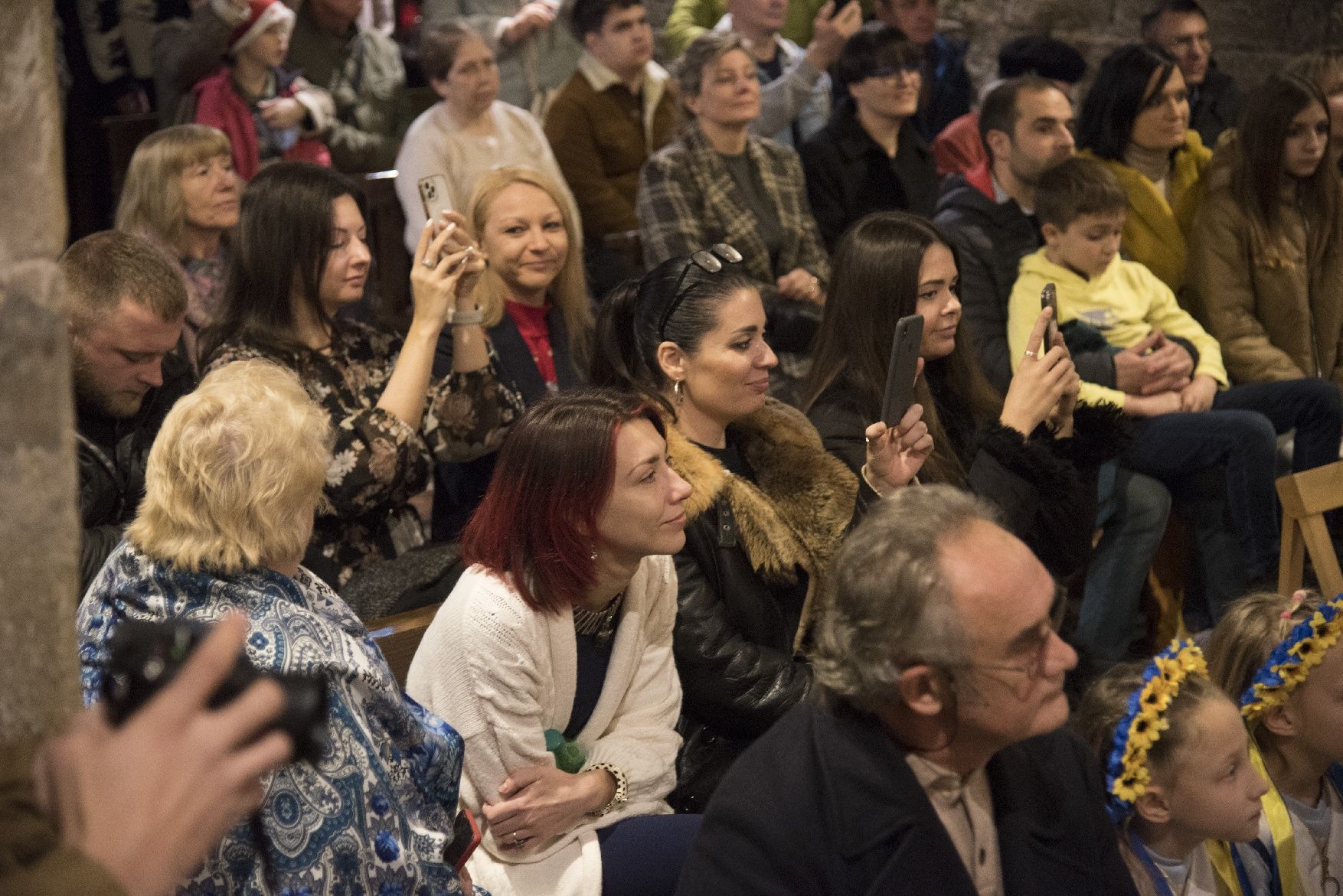 Les imatges de la celebració de centenars d'ucraïnesos al convent de Santa Clara