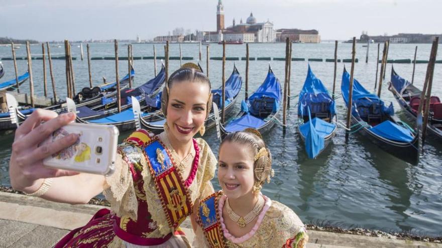 Raquel y Clara llevan la fiesta a Venecia en el Extra Fallas 2017 de Levante-EMV