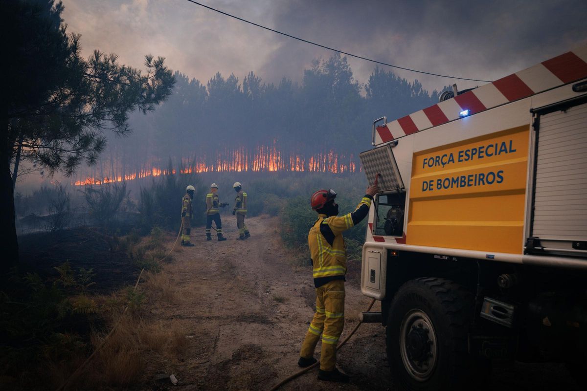 Un grupo de bomberos combaten el fuego cerca de Paredes, Vila Real, en el norte del país luso.