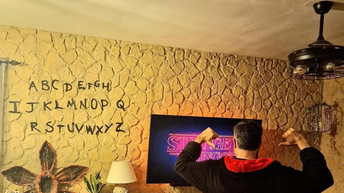Luis Larrodera disfrutando con 'Stranger Things'.