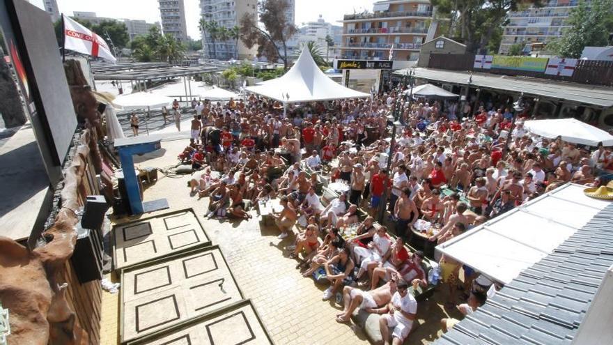 Un grupo de británicos sigue un partido de la selección inglesa en Magaluf.