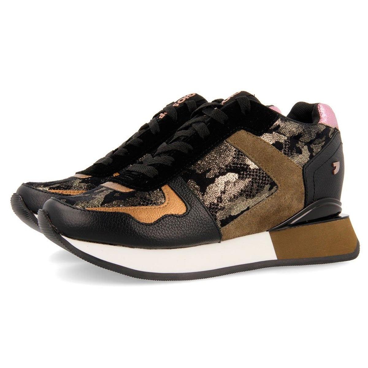 Sneakers verdes con print de camuflaje de Gioseppo. (Precio: 69,95 euros)