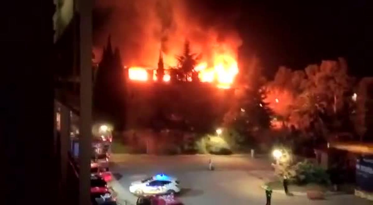 Las llamas en la tercera planta de la sede central de Bombers, esta madrugada. 