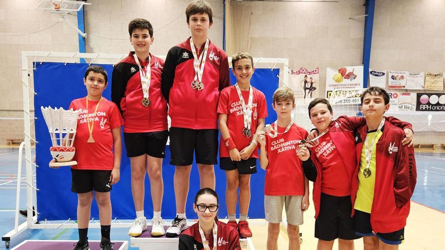 Deportistas del Club Bádminton Xàtiva con las medallas conseguidas.