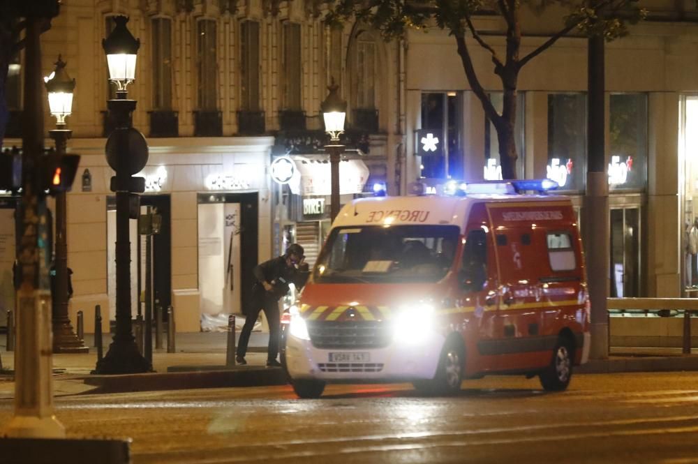 Atentado terrorista en los Campos Elíseos de París.