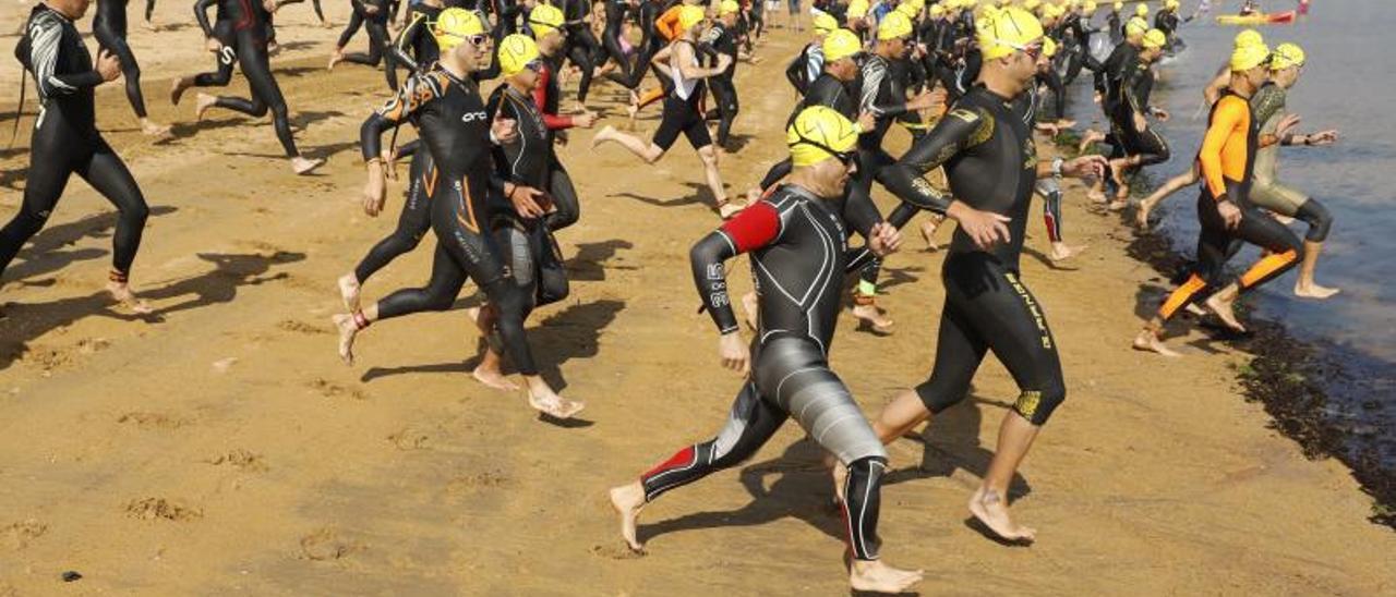 Participantes inician el tramo de natación. | Marcos León
