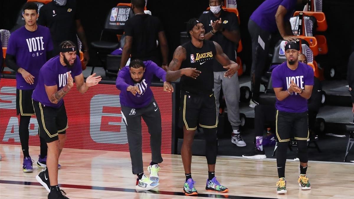 El banquillo de los Lakers celebra una canasta contra los Heat en el quinto partido de las finales de la NBA.