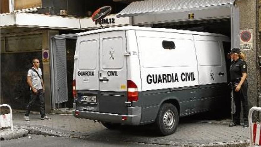 La furgoneta de la Guàrdia Civil que transportava Luis Bárcenas entra a l&#039;Audiència Nacional.