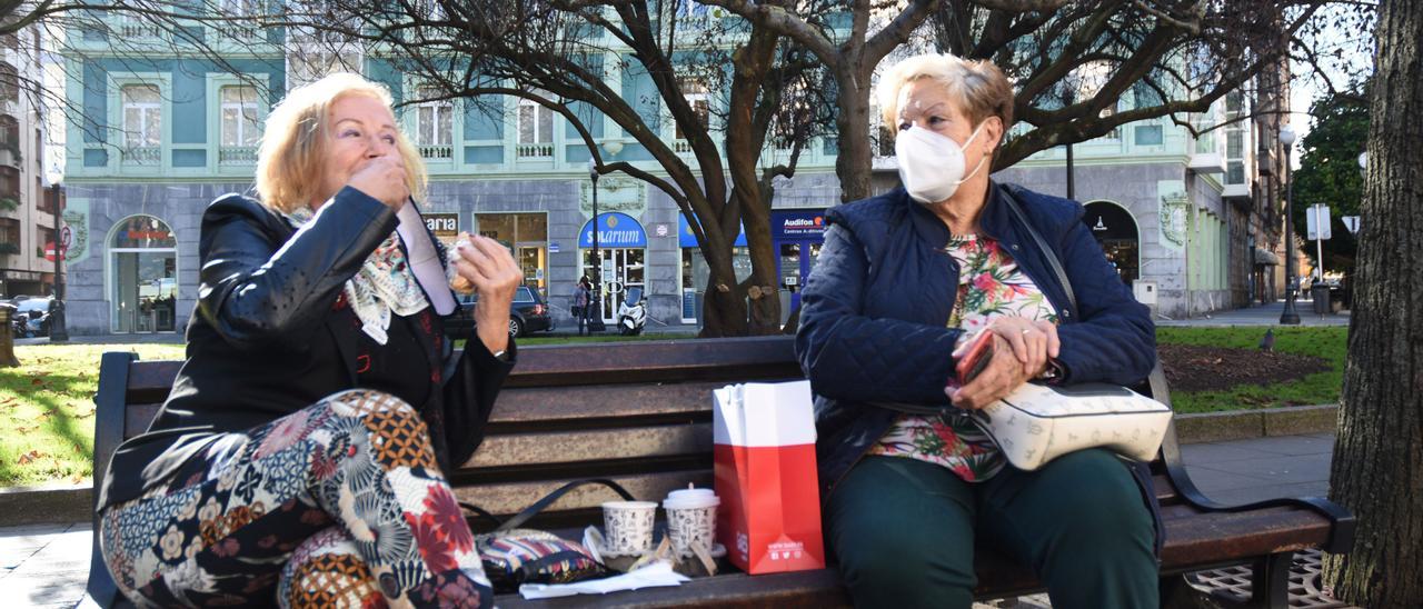 Mercedes Figaredo y Marisa Sánchez, en un banco de la plazuela San Miguel.