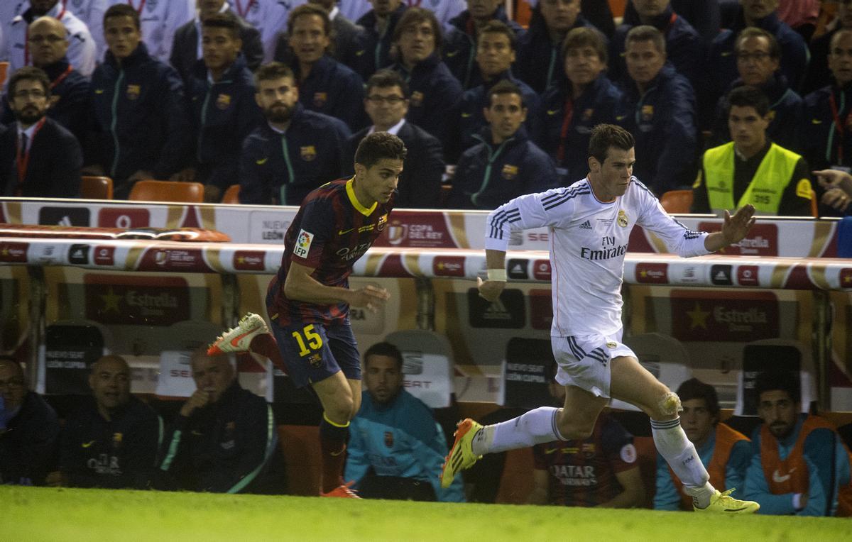 Bale supera por el exterior a Bartra junto a los banquillos en su sprint en la jugada determinante de la final de la Copa del rey entre el FC Barcelona y el Real Madrid .