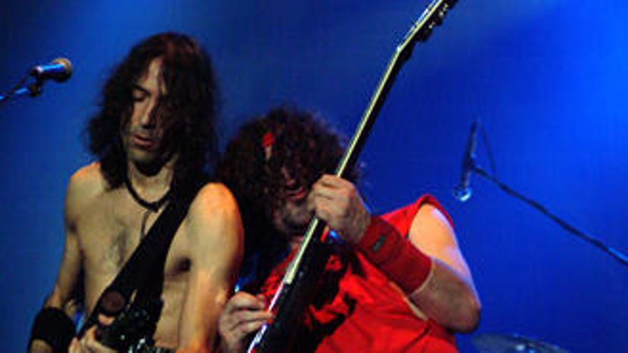 Robe Iniesta junto al guitarrista Iñaki Uoho.