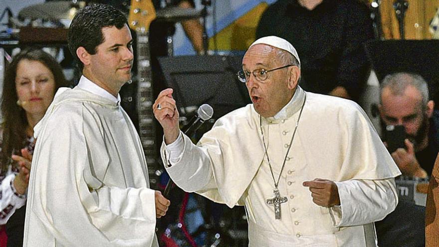 El Papa se dirige, ayer, a los voluntarios.